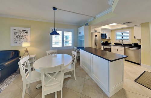 Mid Island Condominio | Seaside 210 | Renovated Beachfront Corner Condo w/ Gulf Views + Pool Access