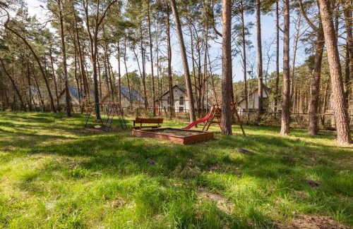 Lukecin Apartamento | Seaside Apartment in the Woods with Balcony & 1 Bedroom by Noclegi Renters
