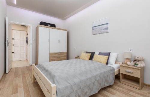 Lukecin Apartamento | Seaside Apartment in the Woods with Balcony & 1 Bedroom by Noclegi Renters
