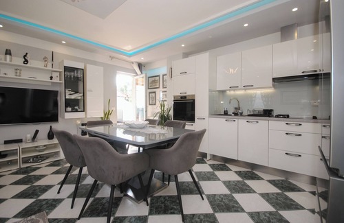 Arbanija Apartamento | Apartamento junto al mar con 3 terrazas.