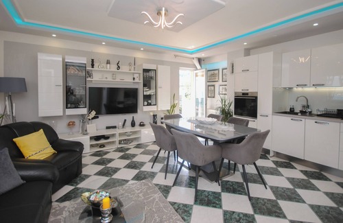 Arbanija Apartamento | Apartamento junto al mar con 3 terrazas.