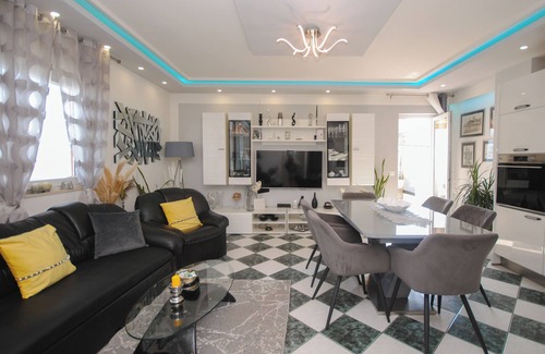 Arbanija Apartamento | Apartamento junto al mar con 3 terrazas.