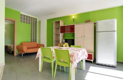 Reitani Apartamento | Seaside Apartment with BBQ & Garden