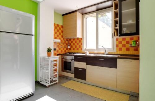 Reitani Apartamento | Seaside Apartment with BBQ & Garden