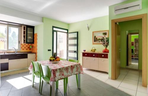 Reitani Apartamento | Seaside Apartment with BBQ & Garden