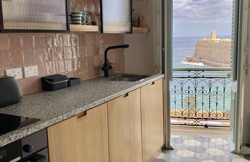 Madliena Apartamento | Seaside Bliss: 2-Bedroom Penthouse, Stunning Views