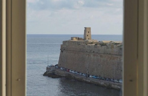 Madliena Apartamento | Seaside Bliss: 2-Bedroom Penthouse, Stunning Views