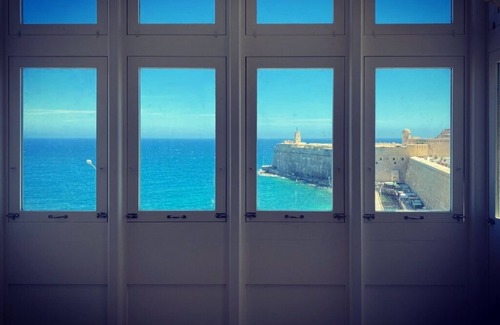 Madliena Apartamento | Seaside Bliss: 2-Bedroom Penthouse, Stunning Views
