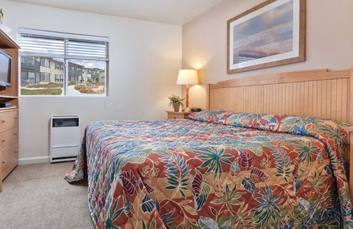 Marina Complejo | Seaside Bliss: Beach Condo Getaway