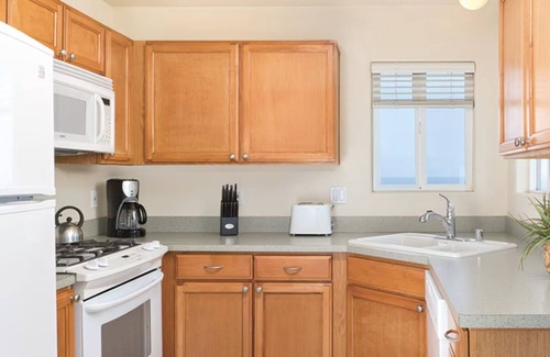 Marina Complejo | Seaside Bliss: Beach Condo Getaway