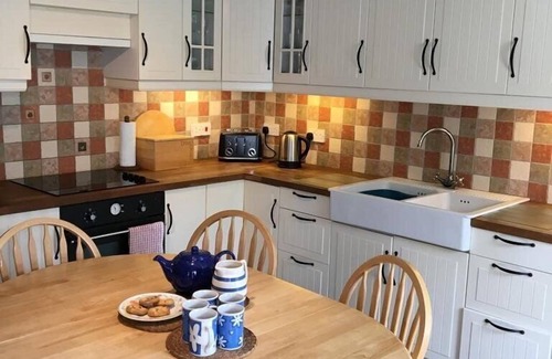 Llangranog Casa | Seaside Bliss in Llangrannog: Charming Cottage, 10 Mins from Beach, Sleeps 8, Dog-Friendly