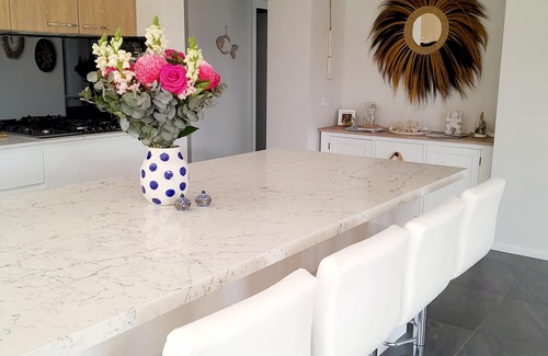 Cowes Casa | Seaside Boho - Family sized retreat with a big backyard! 10 mins from the beach!