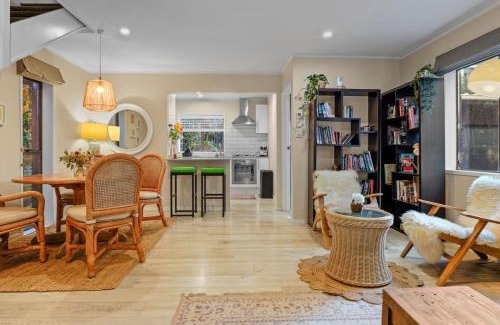 Torbay Casa | Seaside Bougainvillea Retreat close to Beaches