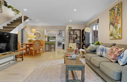 Torbay Casa | Seaside Bougainvillea Retreat close to Beaches