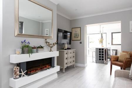 East Wittering Casa | Seaside Bungalow for 6 Close to Village & Beach