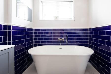 East Wittering Casa | Seaside Bungalow for 6 Close to Village & Beach
