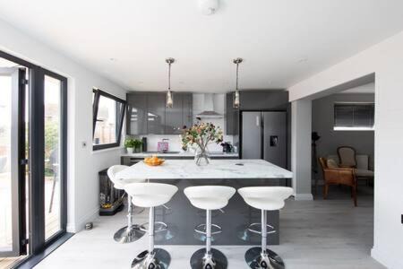 East Wittering Casa | Seaside Bungalow for 6 Close to Village & Beach