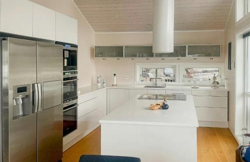 Eidsvag Casa | Seaside Cabin With Private Pier In Eidsvåg