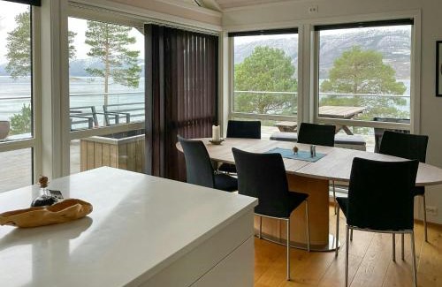 Eidsvag Casa | Seaside Cabin With Private Pier In Eidsvåg