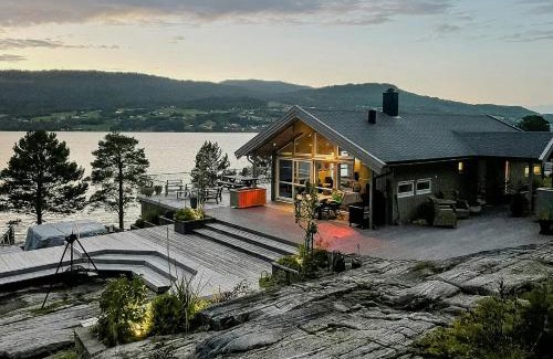 Eidsvag Casa | Seaside Cabin With Private Pier In Eidsvåg