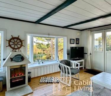 Lillesand Casa | Seaside cabin with terrace and ocean view