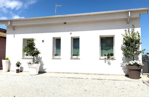 Mondolfo Apartamento | SEASIDE CHALET WITH POOL