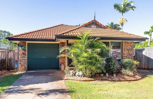 Redland Bay Casa | Seaside detached villa on a quiet street 4 bedrooms, 2 bathrooms Pool Courtyard