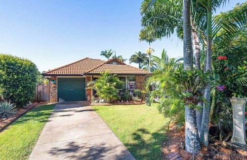 Redland Bay Casa | Seaside detached villa on a quiet street 4 bedrooms, 2 bathrooms Pool Courtyard