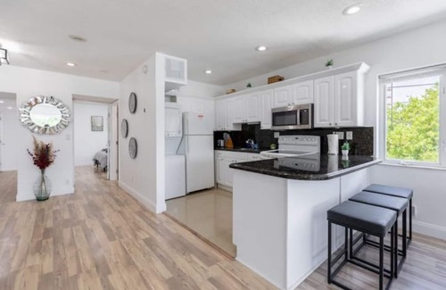 Birch Park Finger Streets Apartamento | Seaside Escape: 1 Min to Beach, Park, Dining, Shopping & More!