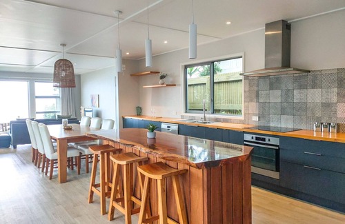 Pukehina Casa | Seaside Family Escape - bring the pets too!