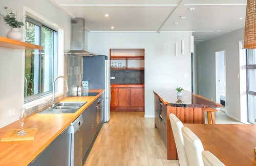Pukehina Casa | Seaside Family Escape - bring the pets too!