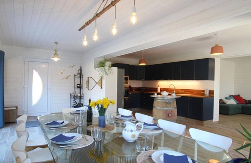 Jullouville Cabaña | Casa espaciosa con piscina privada cerca de la playa