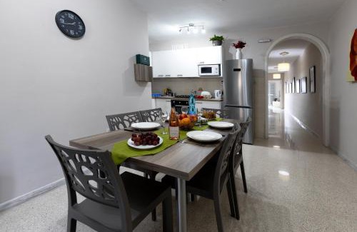 Għadira Apartamento | Seaside Flat with Scenic Country Views