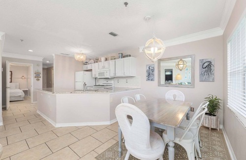 Butler Beach Condominio | Seaside Haven: Stylish Condo, 3 Pools New Rental