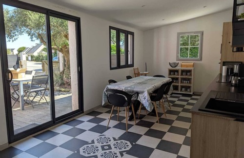 Arzon Casa | Seaside house located 3 minutes walk from the beach along the coastal path.