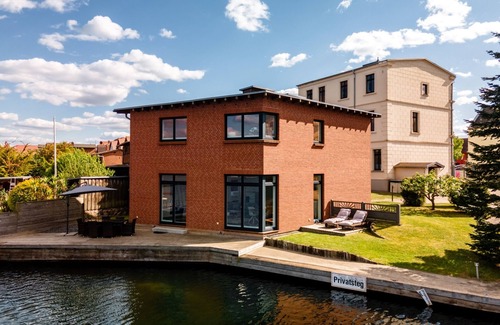 Muritz Casa | Seaside House vacation home with direct lake access and sun terrace