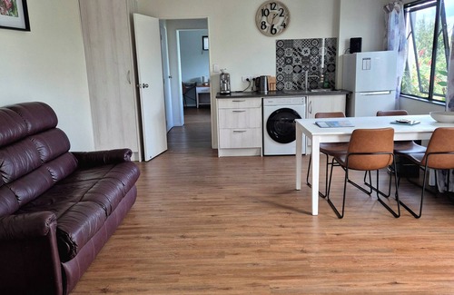 Tamaterau Apartamento | Seaside Kiwiana Stay with Rustic Path to the Beach