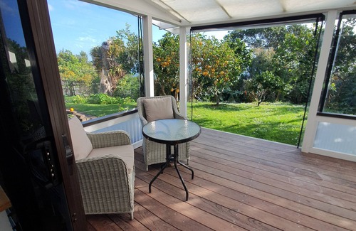 Tamaterau Apartamento | Seaside Kiwiana Stay with Rustic Path to the Beach