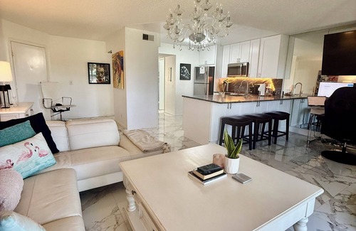 Bella Vista Condominio | Seaside Modern Elegance and 3 minute Walk to the Beach