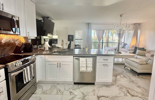 Bella Vista Condominio | Seaside Modern Elegance and 3 minute Walk to the Beach