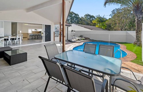Sapphire Beach Casa | Seaside Oasis, 200m to beach! w/ 5 bedrooms & pool