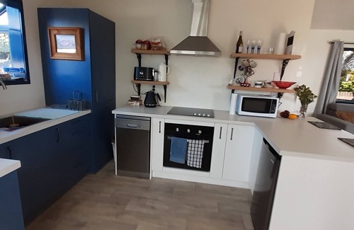 Westport Cabaña | Seaside, on bike trail with free fibre and streaming. Double glazed comfort.