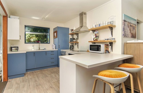 Westport Cabaña | Seaside, on bike trail with free fibre and streaming. Double glazed comfort.