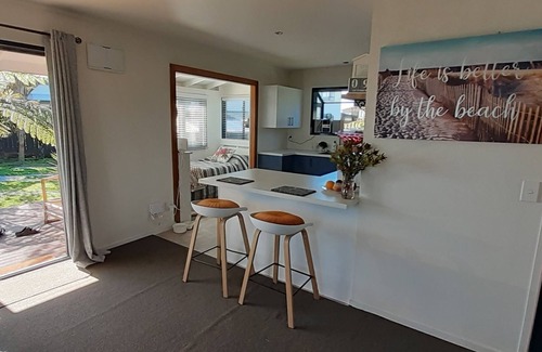 Westport Cabaña | Seaside, on bike trail with free fibre and streaming. Double glazed comfort.