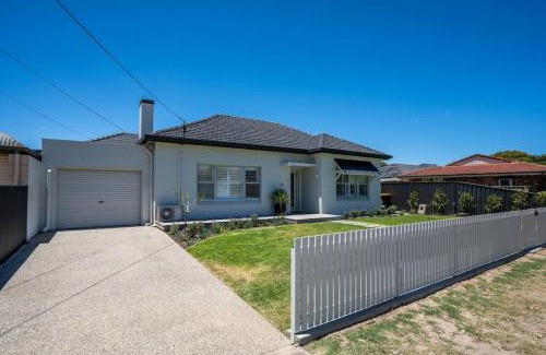 Grange Casa | Seaside on Swan Laneway Retreat