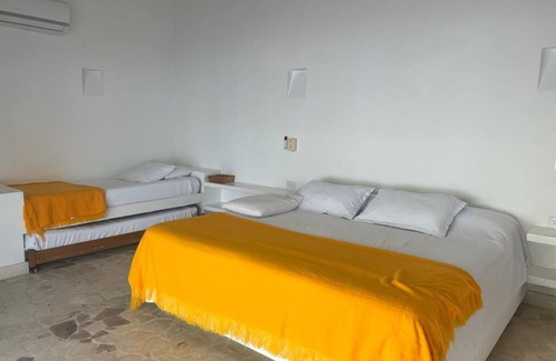 Tolu Casa | Seaside Paradise: 5-Bedroom Beach House with Pool