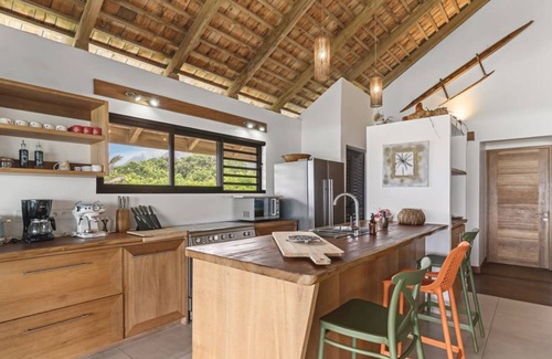 Temae Casa | Seaside Paradise: 6BR Beachfront Haven in Moorea