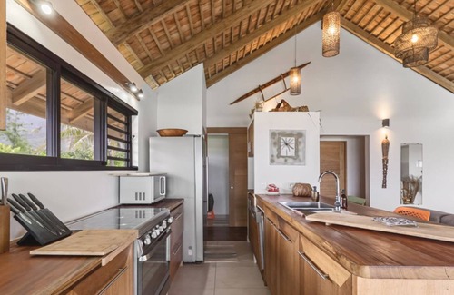 Temae Casa | Seaside Paradise: 6BR Beachfront Haven in Moorea