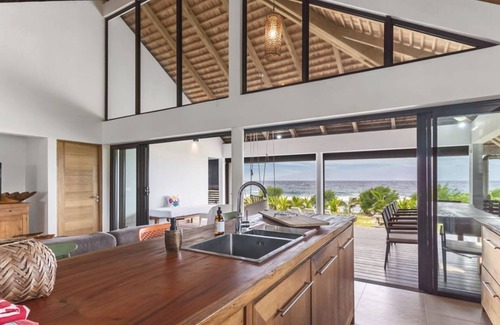 Temae Casa | Seaside Paradise: 6BR Beachfront Haven in Moorea