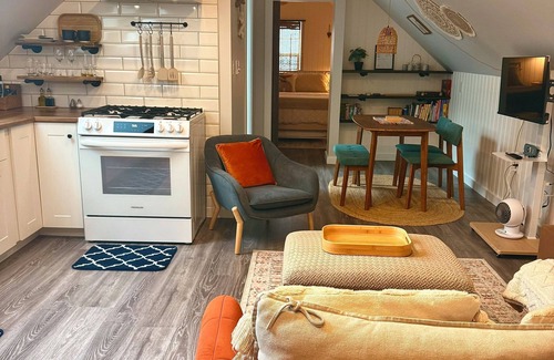 Sooke Cabaña | Seaside Perch - a Cozy Cottage near the beach.